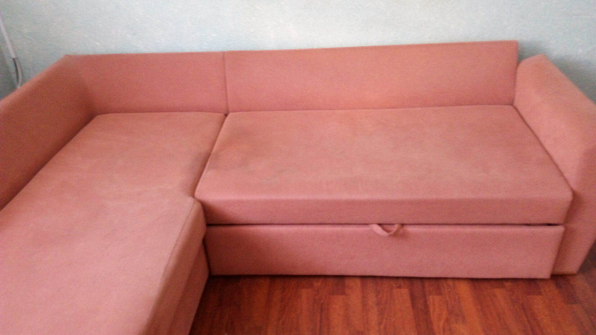 Уборка квартир и офисов от клининговой компании «Уборка тут». Химчистка мебели и мойка окон по выгодным ценам в Астрахани и области