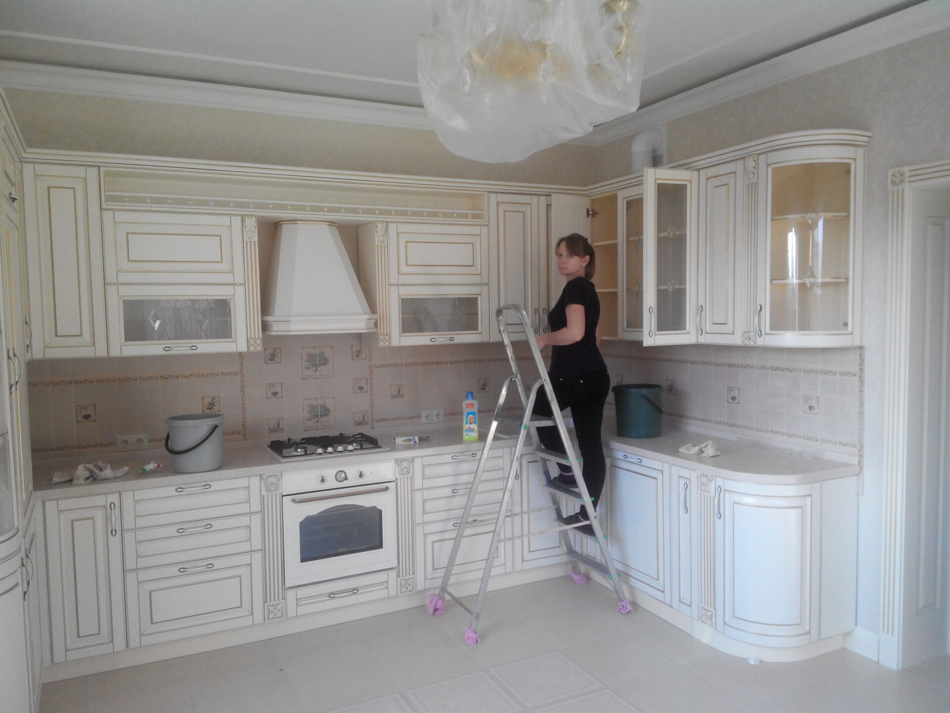 Уборка квартир и офисов от клининговой компании «Уборка тут». Химчистка мебели и мойка окон по выгодным ценам в Астрахани и области