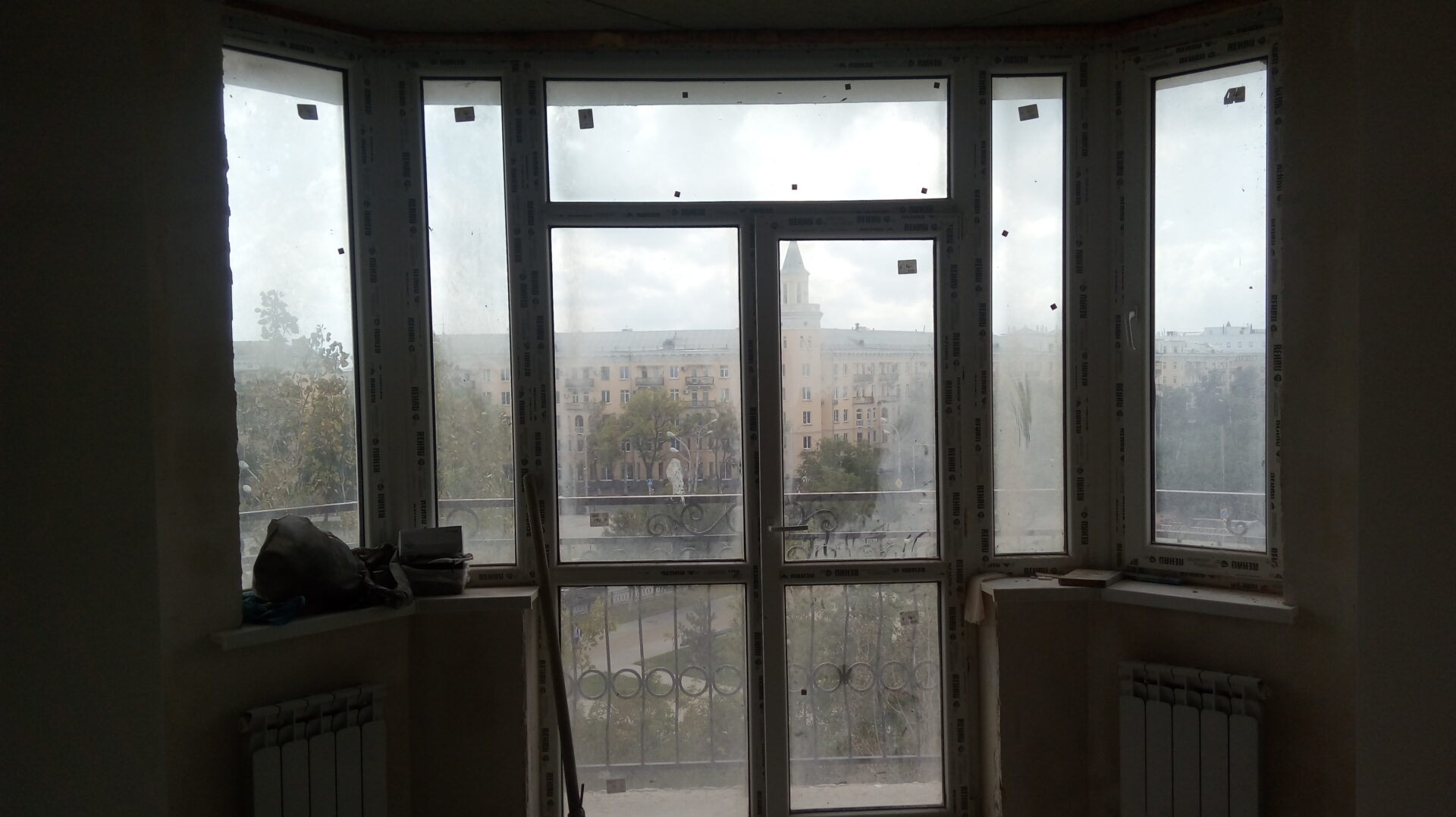 Уборка квартир и офисов от клининговой компании «Уборка тут». Химчистка мебели и мойка окон по выгодным ценам в Астрахани и области