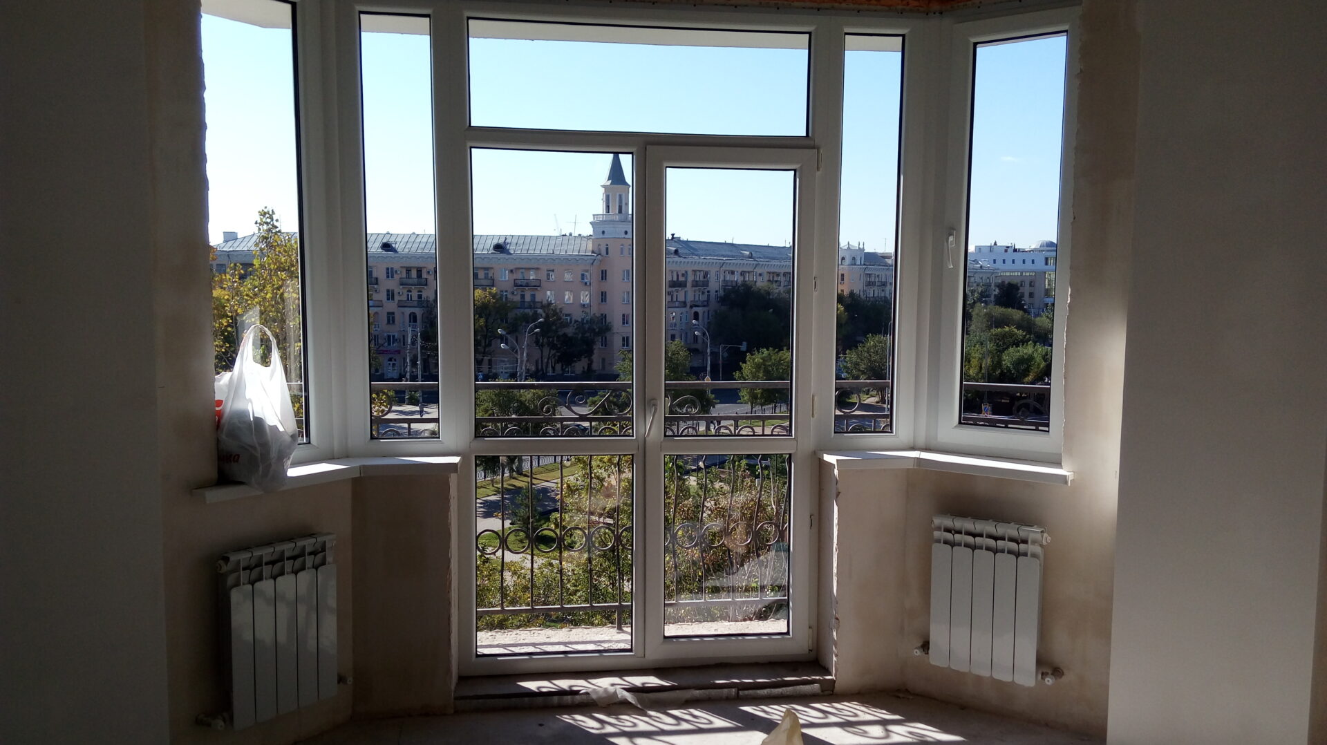 Уборка квартир и офисов от клининговой компании «Уборка тут». Химчистка мебели и мойка окон по выгодным ценам в Астрахани и области