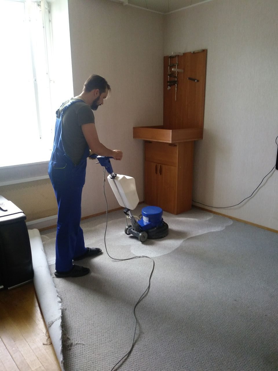 Уборка квартир и офисов от клининговой компании «Уборка тут». Химчистка мебели и мойка окон по выгодным ценам в Астрахани и области