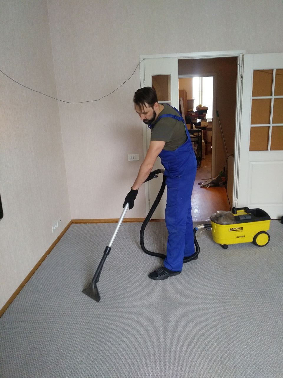 Уборка квартир и офисов от клининговой компании «Уборка тут». Химчистка мебели и мойка окон по выгодным ценам в Астрахани и области