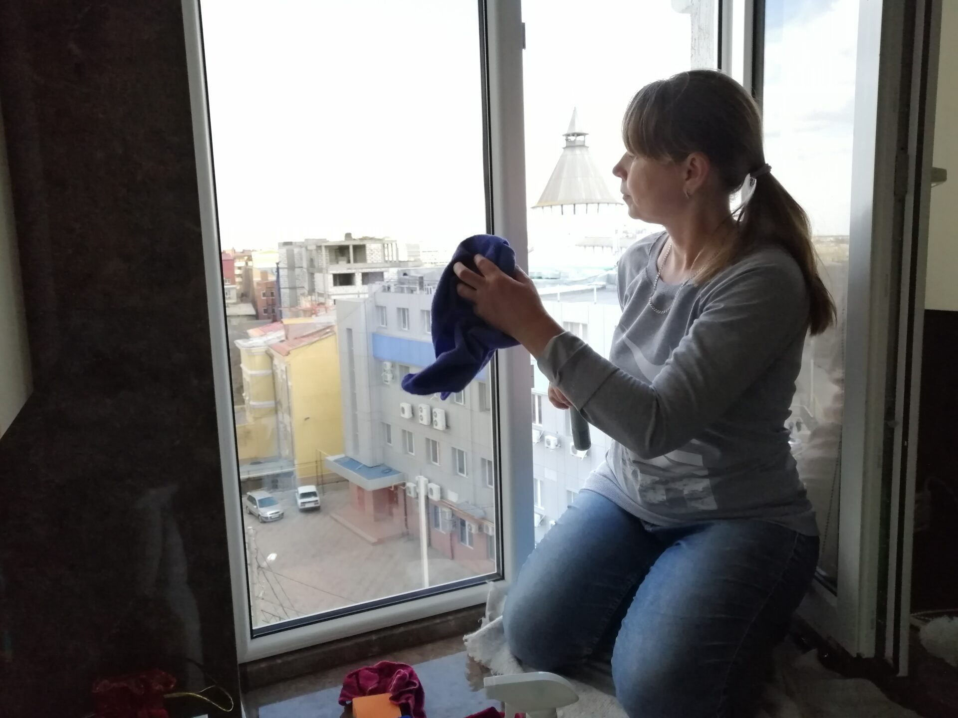 Уборка квартир и офисов от клининговой компании «Уборка тут». Химчистка мебели и мойка окон по выгодным ценам в Астрахани и области