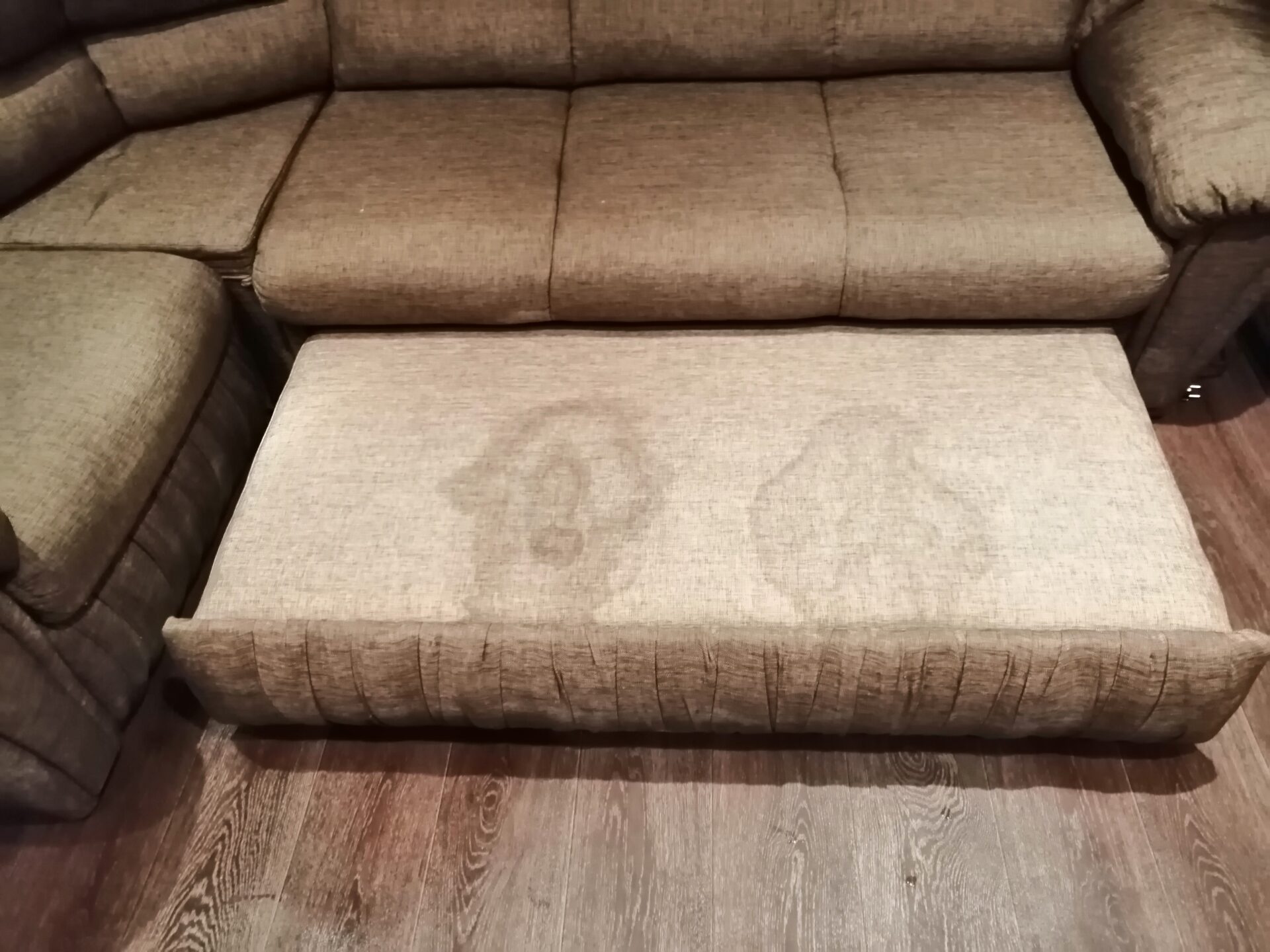 Уборка квартир и офисов от клининговой компании «Уборка тут». Химчистка мебели и мойка окон по выгодным ценам в Астрахани и области