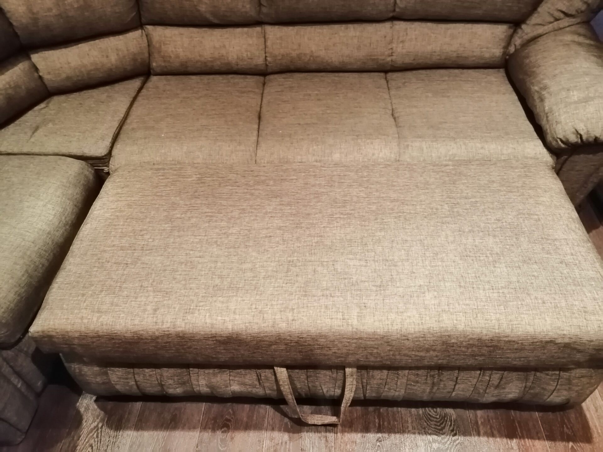 Уборка квартир и офисов от клининговой компании «Уборка тут». Химчистка мебели и мойка окон по выгодным ценам в Астрахани и области