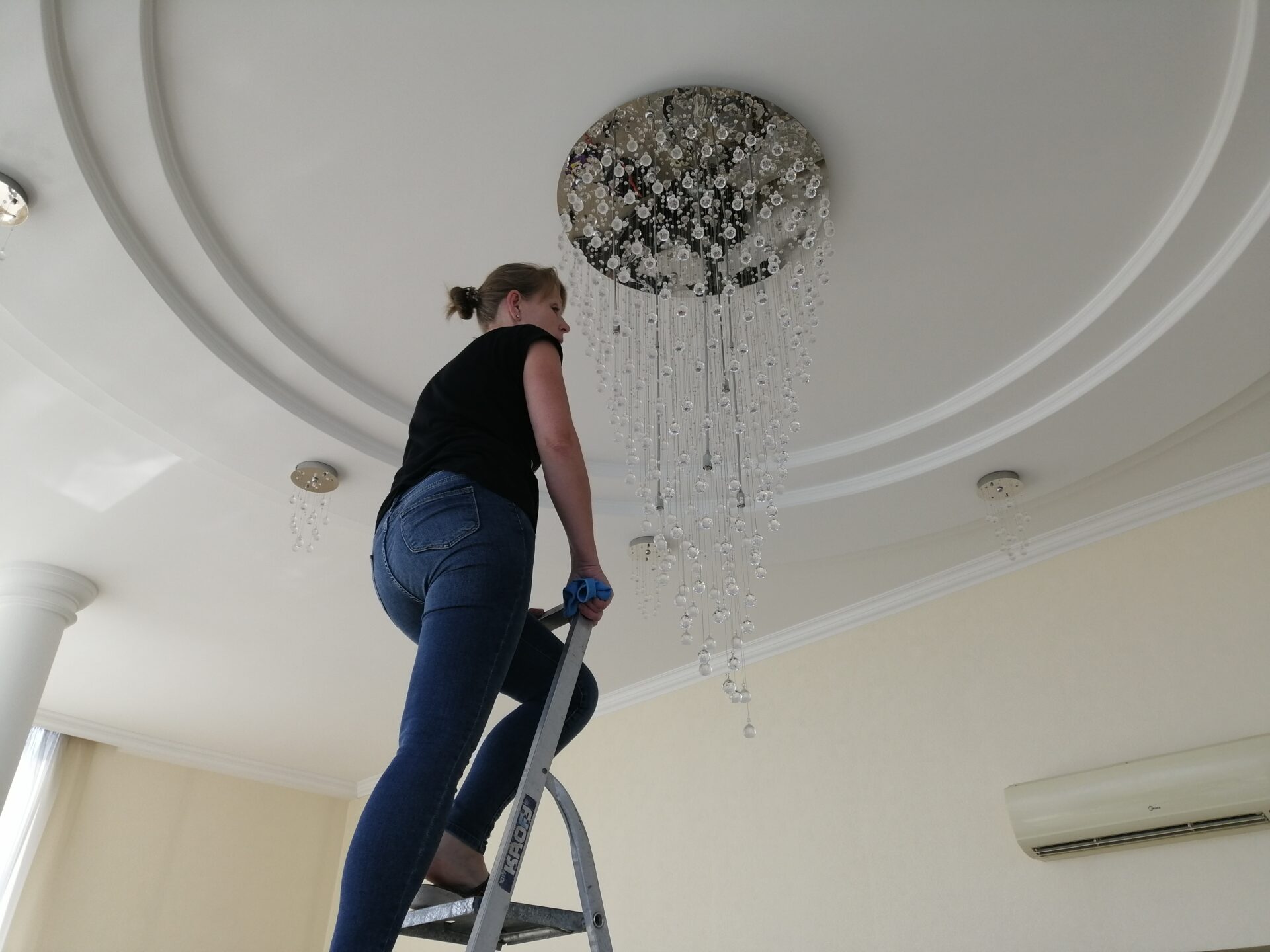 Уборка квартир и офисов от клининговой компании «Уборка тут». Химчистка мебели и мойка окон по выгодным ценам в Астрахани и области