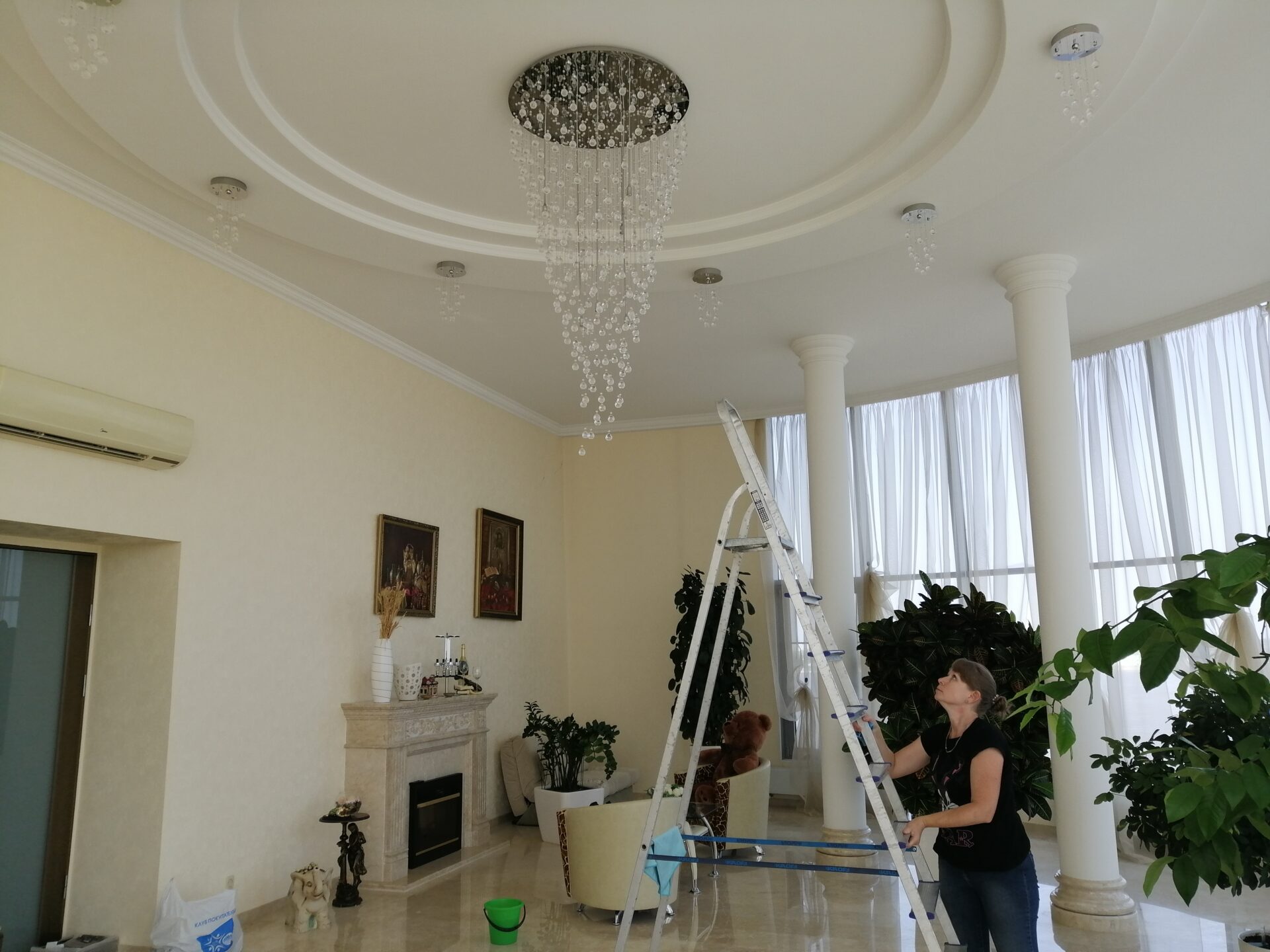 Уборка квартир и офисов от клининговой компании «Уборка тут». Химчистка мебели и мойка окон по выгодным ценам в Астрахани и области